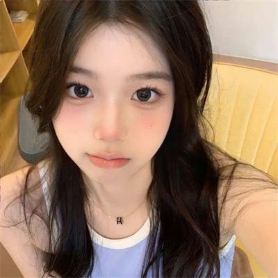 小鬼头上的女人